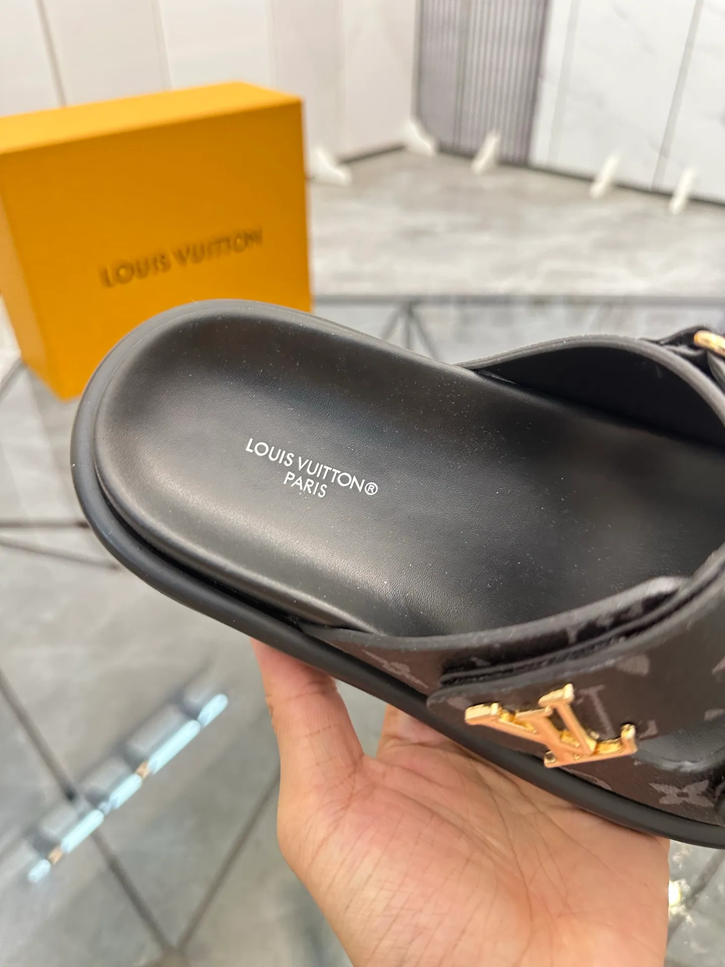 Men's shoes: 💰P400¥ Product trademark: LV * "Louis Vuitton*" slippers and sandals Regular size: 35-45 (can be customized to 46) Couple style Product materials: uppers imported from counters, original materials, breathable lining, original outsole. Number: 698